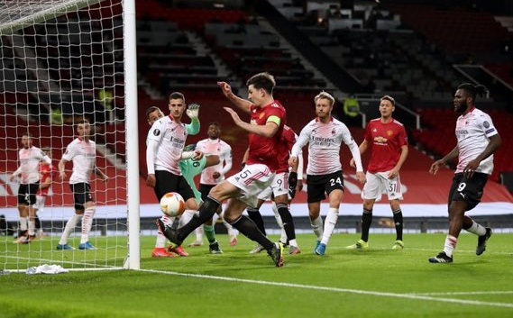 Harry Maguire tấu hài với tình huống bỏ lỡ khó tin