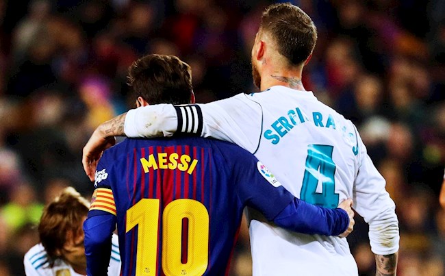 Sergio Ramos giang rộng vòng tay đón Messi hình ảnh