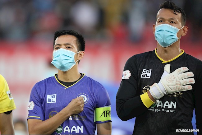 ẢNH Phòng dịch nghiêm túc, Hùng Dũng, Duy Mạnh, đeo khẩu trang khi chào cờ hình ảnh 2