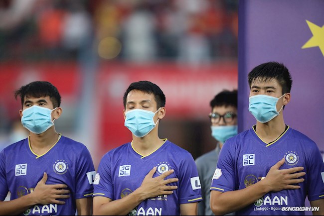 ẢNH: Phòng dịch nghiêm túc, Hùng Dũng, Duy Mạnh,... đeo khẩu trang khi chào cờ