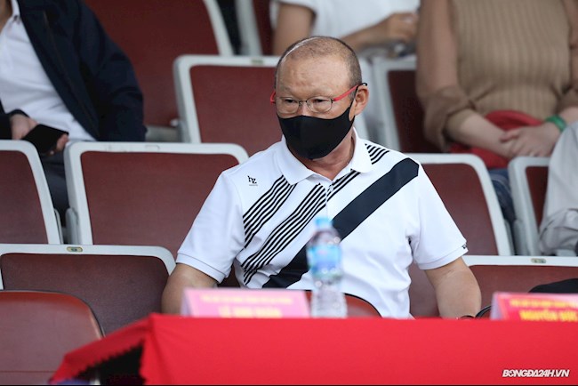 ẢNH Phòng dịch nghiêm túc, Hùng Dũng, Duy Mạnh, đeo khẩu trang khi chào cờ hình ảnh 2