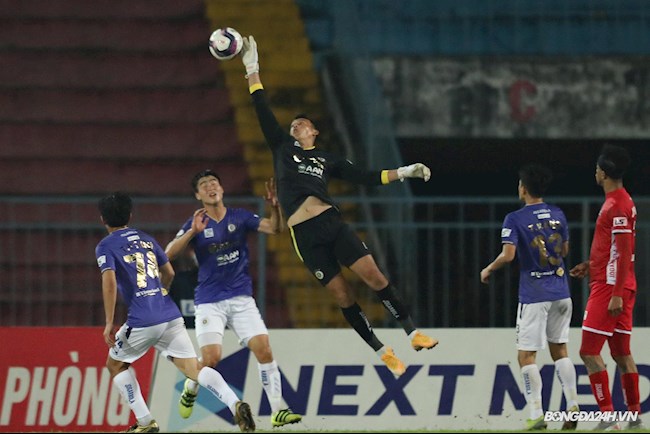 Thủ thành Tấn Trường hóa người hùng trong ngày V-League 2021 trở lại