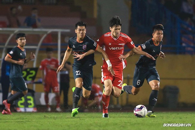 Hoàng Đức Tiến Linh tranh bóng Viettel vs Bình Dương