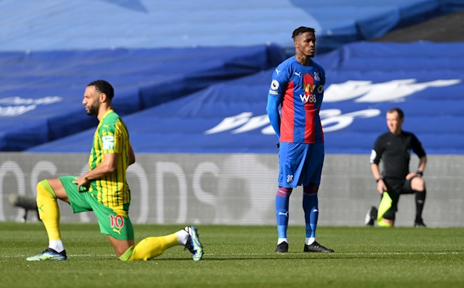 Wilfried Zaha là cầu thủ đầu tiên của EPL nói không với quỳ gối hình ảnh