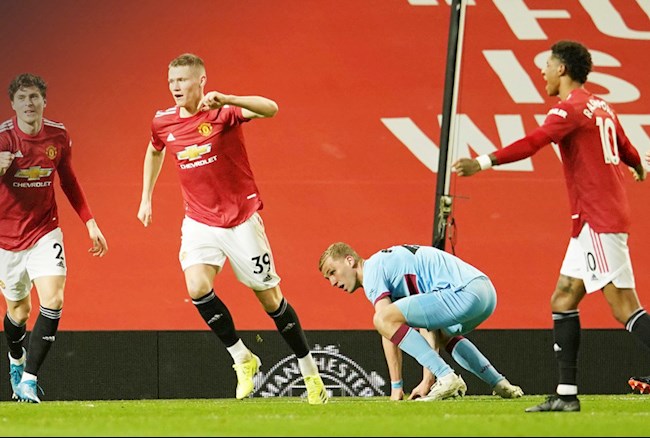 Niềm vui sướng của MU sau khi được đối thủ tặng bàn thắng