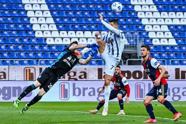 Trước khi lập cú hattrick lịch sử, Ronaldo đã ... đạp chảy máu mồm đối phương