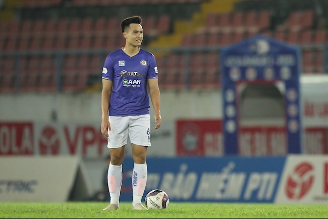 VFF xử phạt trọng tài không rút thẻ đỏ với Bùi Hoàng Việt Anh