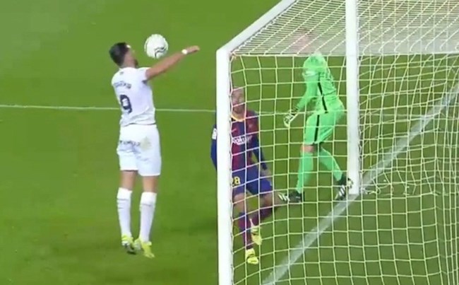 Harry Maguire có đối thủ ở hạng mục pha bỏ lỡ của năm