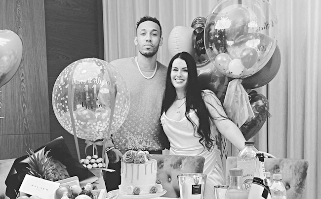 Bị loại bỏ vì đi muộn, Aubameyang về nhà vui vẻ với vợ yêu hình ảnh