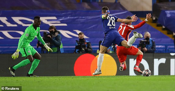 Chelsea thoát 11m trong tình huống này Chelsea thoát 11m trong tình huống này