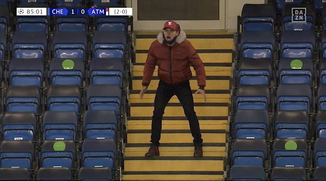 HÀI HƯỚC: HLV Thiago Silva đứng trên khán đài chỉ đạo Chelsea thi đấu