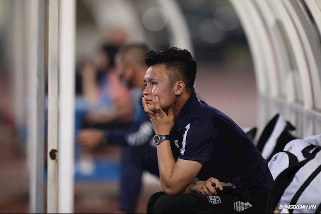 Quang Hải động viên Hùng Dũng sau chấn thương hình ảnh