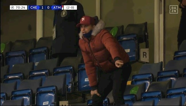 Thiago Silva đứng trên khán đài chỉ đạo Chelsea thi đấu hình ảnh