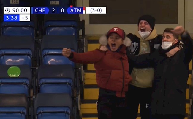 Ba chàng lính ngự lâm của Chelsea gây sốt với màn ăn mừng trên khán đài