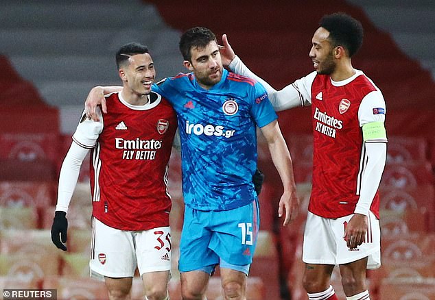 Thua trận, Arsenal vẫn giành quyền vào tứ kết