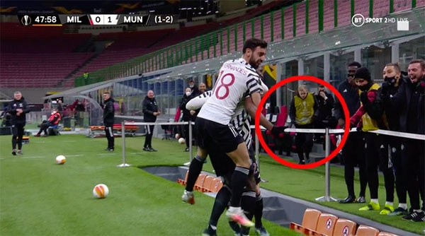 Không ra sân trước AC Milan, Van de Beek vẫn khiến NHM MU phấn khích hình ảnh 2