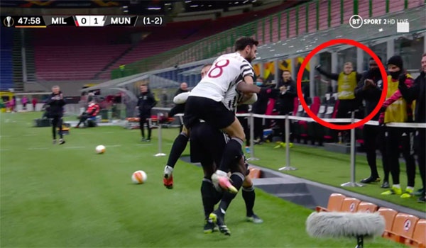 Tình huống ăn mừng của Van de Beek