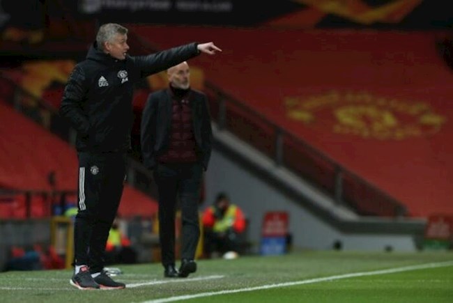 Tức giận vì thua trận, HLV AC Milan hành động không đẹp với Solskjaer