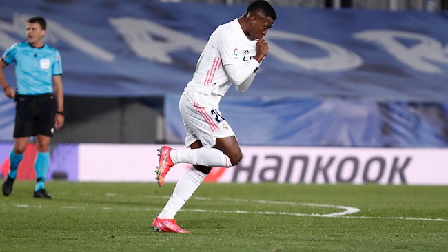Vinicius may mắn lấy lại 1 điểm cho Real ở phút 89 Vinicius may mắn lấy lại 1 điểm cho Real ở phút 89
