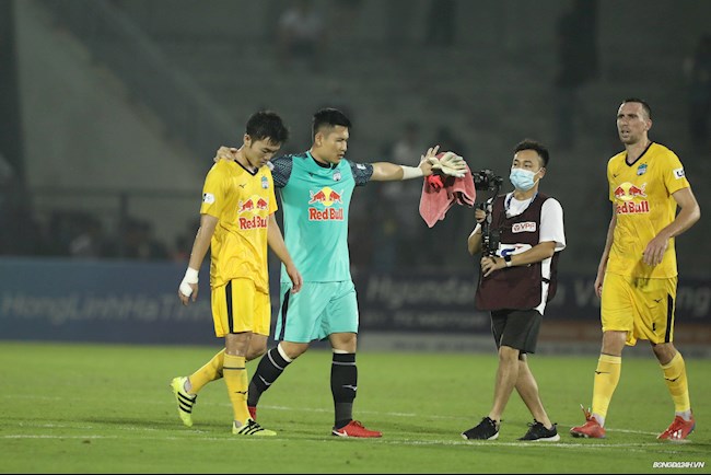NÓNG Xuân Trường cãi nhau với đồng đội ngay trên sân sau trận hòa Hà Tĩnh hình ảnh 2