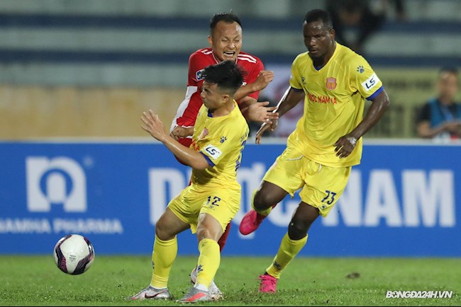 ẢNH: Hoàng bò va chạm với đối thủ và cái kết...