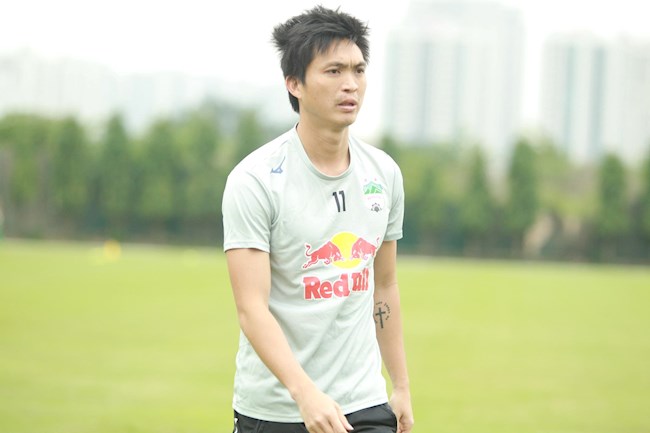 CHÙM ẢNH Tuấn Anh dính chấn thương, đích thân HLV Kiatisuk sơ cứu hình ảnh 2 CHÙM ẢNH Tuấn Anh dính chấn thương, đích thân HLV Kiatisuk sơ cứu hình ảnh 2