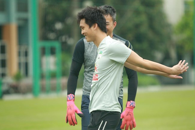 CHÙM ẢNH Tuấn Anh dính chấn thương, đích thân HLV Kiatisuk sơ cứu hình ảnh 2 CHÙM ẢNH Tuấn Anh dính chấn thương, đích thân HLV Kiatisuk sơ cứu hình ảnh 2