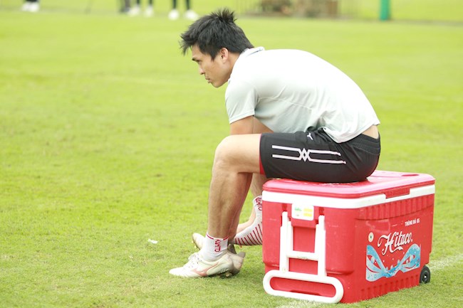 CHÙM ẢNH Tuấn Anh dính chấn thương, đích thân HLV Kiatisuk sơ cứu hình ảnh 2 CHÙM ẢNH Tuấn Anh dính chấn thương, đích thân HLV Kiatisuk sơ cứu hình ảnh 2