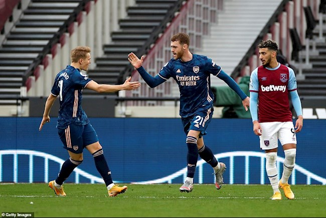 Callum Chambers có một trận đấu ấn tượng