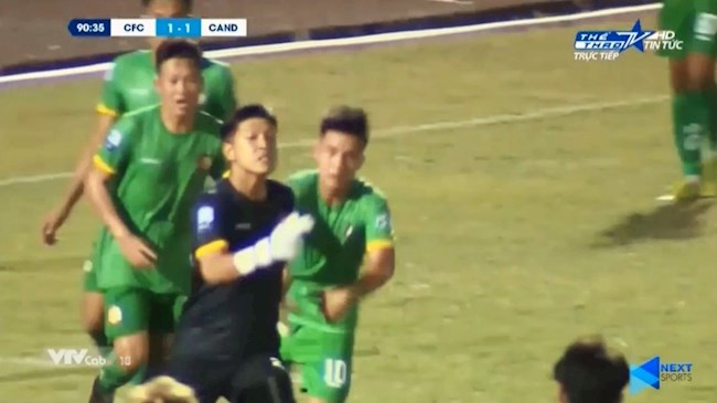 Truyền thông thế giới lên án pha ăn mừng khiêu khích của thủ môn Cần Thơ