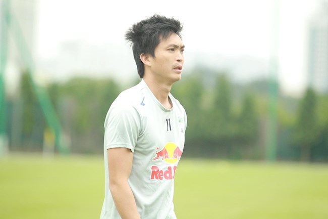 CHÙM ẢNH Tuấn Anh dính chấn thương, đích thân HLV Kiatisuk sơ cứu hình ảnh 2 CHÙM ẢNH Tuấn Anh dính chấn thương, đích thân HLV Kiatisuk sơ cứu hình ảnh 2