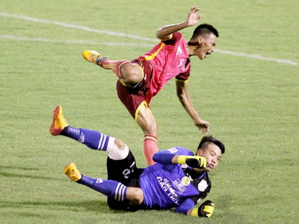 Những pha phạm lỗi kinh hoàng làm chấn động sân cỏ Việt Nam hình ảnh 4