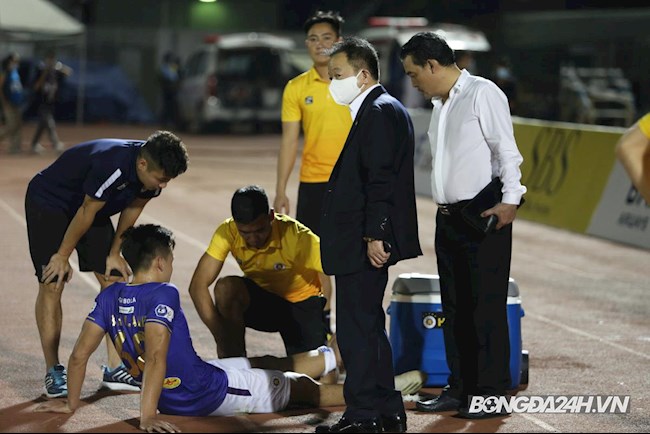 Bầu Hiển xuống sân thăm hỏi chấn thương của Bùi Hoàng Việt Anh