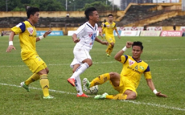 Pha bóng của Quế Ngọc Hải với Trần Anh Khoa