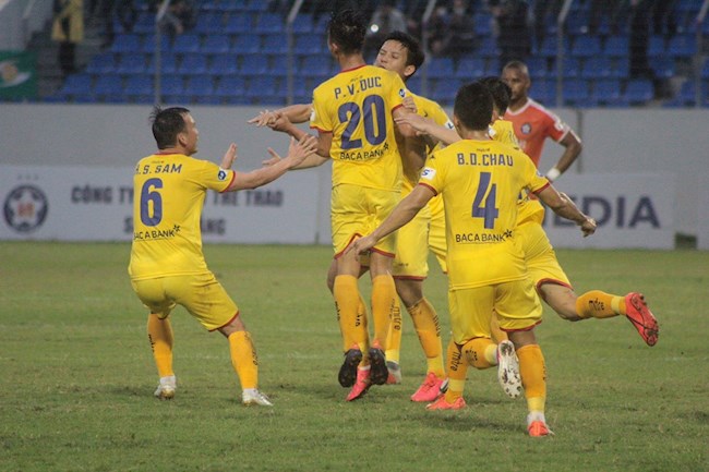 VIDEO: Thêm một siêu phẩm không tưởng của Phan Văn Đức vào lưới Đà Nẵng