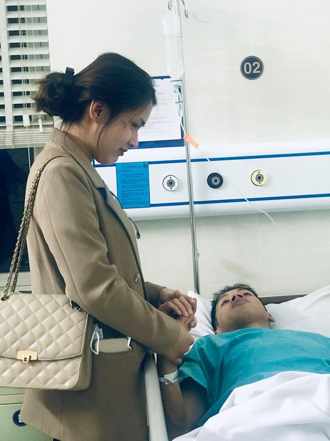 Vợ Đỗ Hùng Dũng đã có mặt tại bệnh viện động viên và chăm sóc anh.