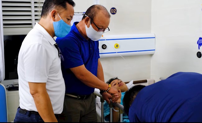 HLV Park Hang Seo đẫm lệ khi vào thăm Đỗ Hùng Dũng hình ảnh