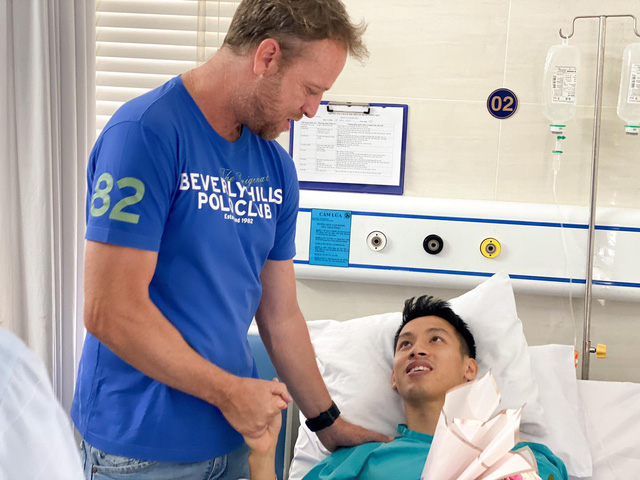 HLV Polking động viên Đỗ Hùng Dũng