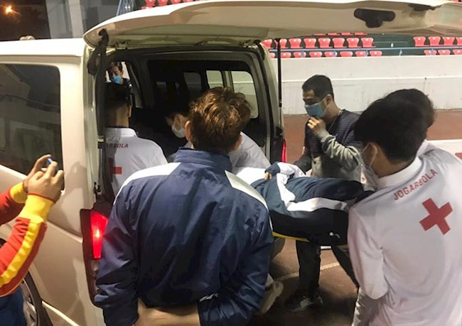 Hậu vệ Anh Việt phải đi cấp cứu tại vòng 5 V-League 2021 hình ảnh