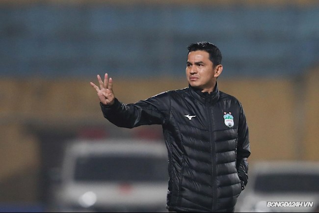 ẢNH: Dẫn trước Viettel tới 3 bàn, HLV Kiatisuk ra dấu số 4 đầy ẩn ý cho cầu thủ HAGL