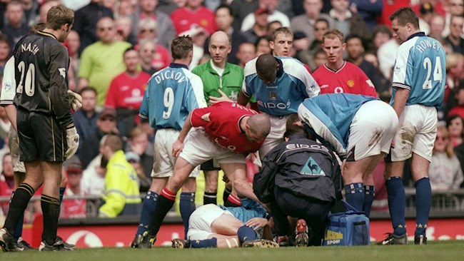 Roy Keane và sự thật về cú đạp chí mạng với Haaland "cha"