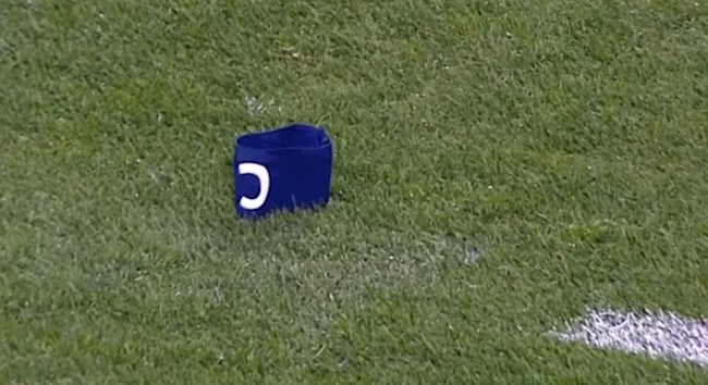 Ronaldo ném băng đội trưởng vì mất oan bàn thắng hình ảnh