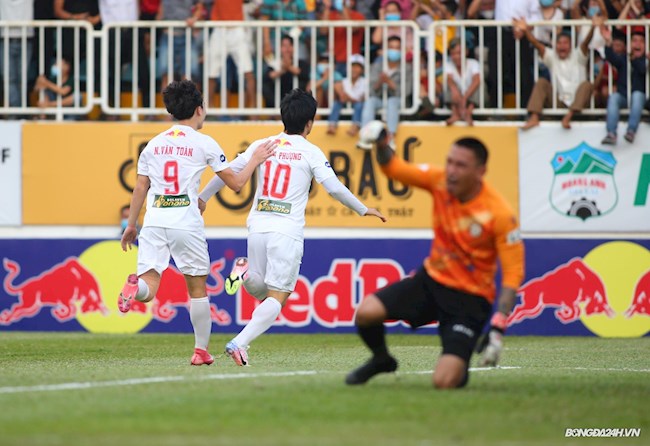 Công Phượng thể hiện kỹ năng ghi bàn chân trái thiện nghệ cho HAGL