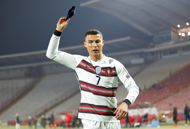 Trọng tài xoa dịu Ronaldo sau vụ bàn thắng bị tước