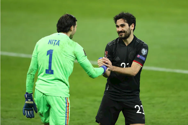 Thủ môn Nita đã có vài pha cứu thua xuất sắc cho Romania Thủ môn Nita đã có vài pha cứu thua xuất sắc cho Romania