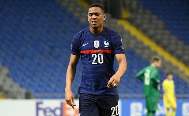Rời sân sau hiệp 1, Martial vẫn được HLV ĐT Pháp khen ngợi hình ảnh