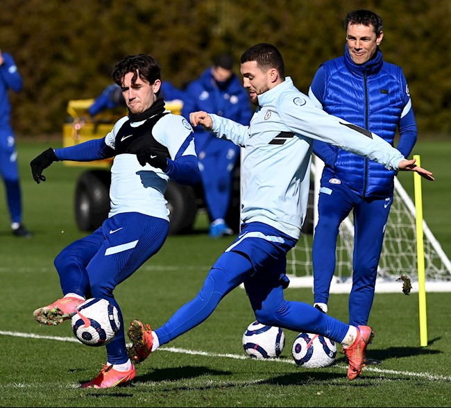 DỊ NHƯ CHELSEA Dùng lò vi sóng để hấp giày thi đấu  hình ảnh