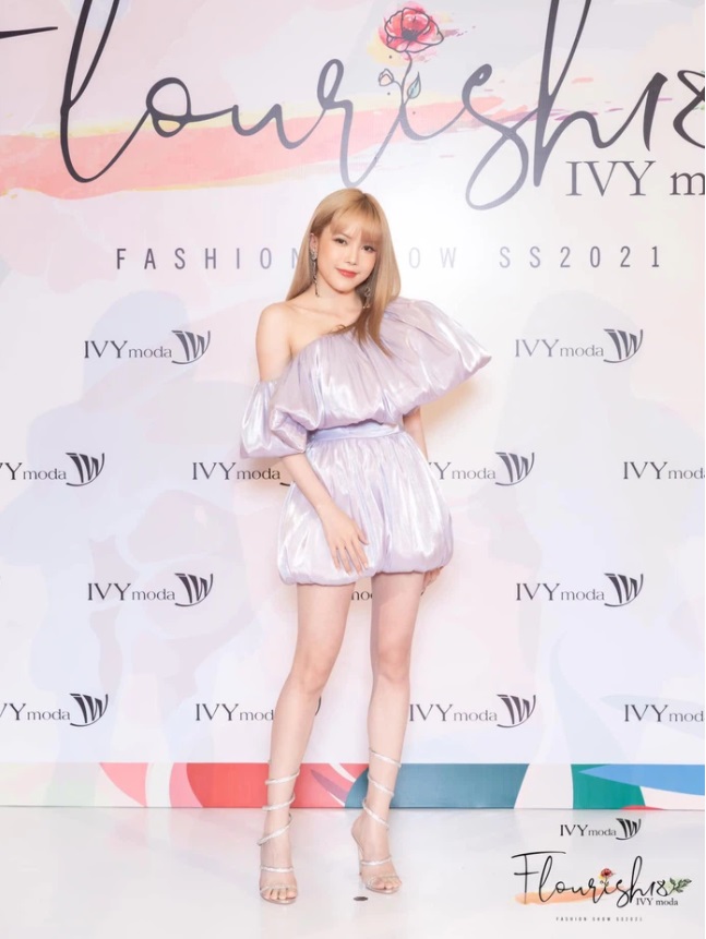 Ca sĩ Thiều Bảo Trâm cũng dự sự kiện này với một bộ trang phục đầy cá tính.