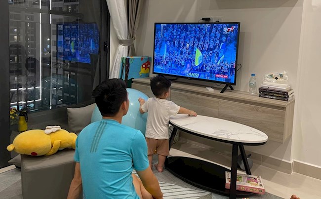 Hùng Dũng theo dõi trận đấu của Hà Nội qua TV