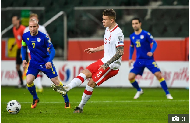 Trung vệ Kamil Piatkowski là một trong 2 cầu thủ Ba Lan dương tính với Covid-19